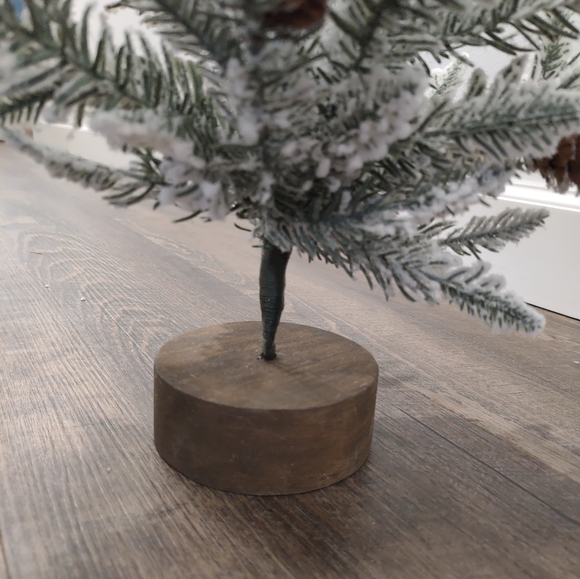 Winter pine tree decor - pine branches, pine cones, and a dark wood painted base - Picture 4 of 7